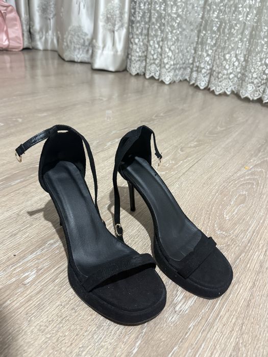 Босоножки замшевые