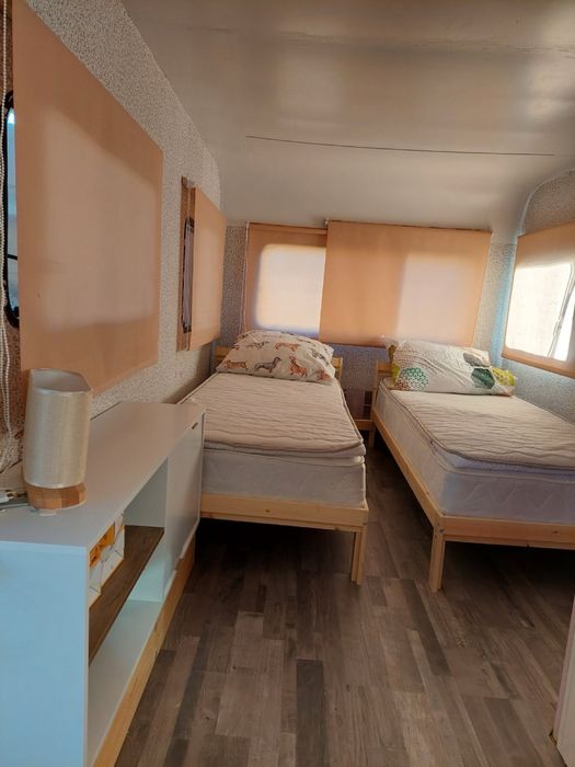 Продавам каравана Холидей на къмпинг Арапя