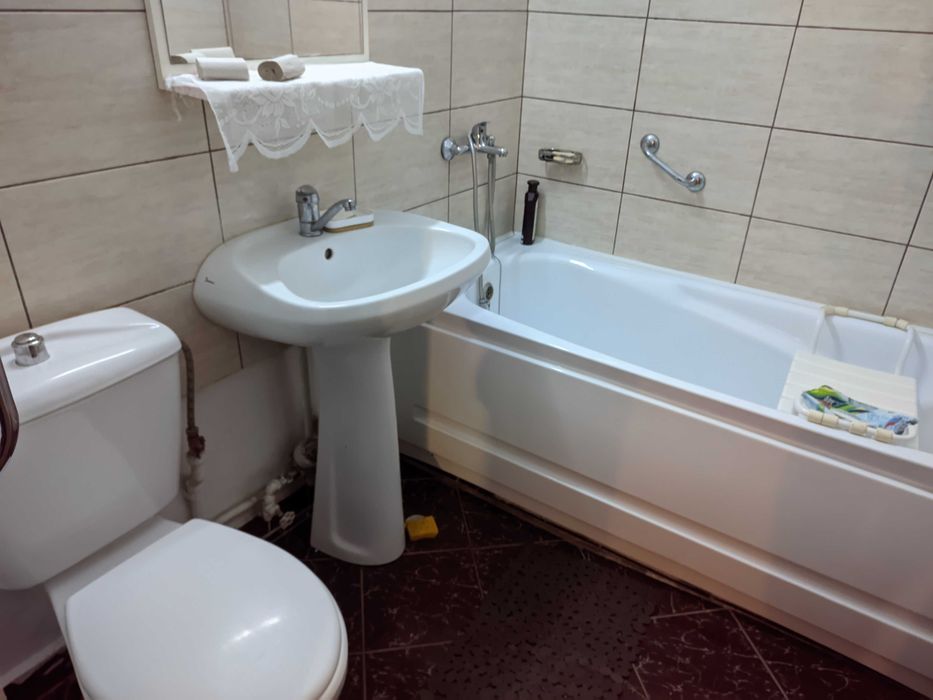 vand apartament 3 camere, semidecomandat, parter,Braila
