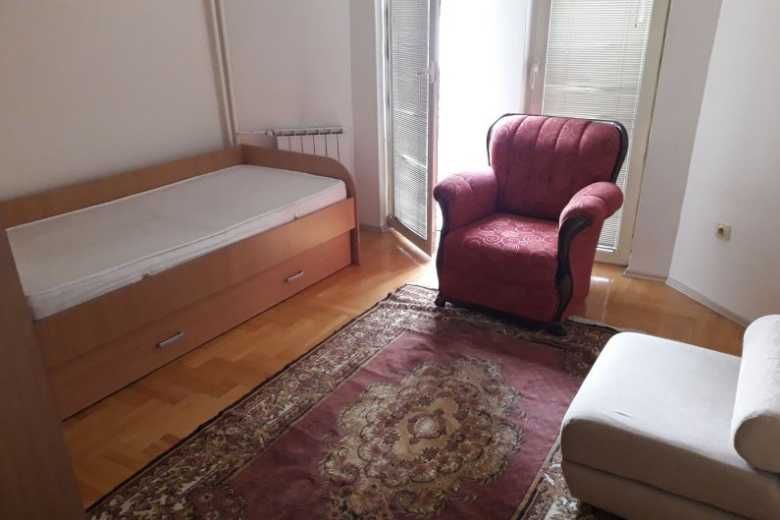 Дава се под наем Тристаен апартамент в Бургас, Изгрев - 85 кв.м за 270.3 € - Снимка #3