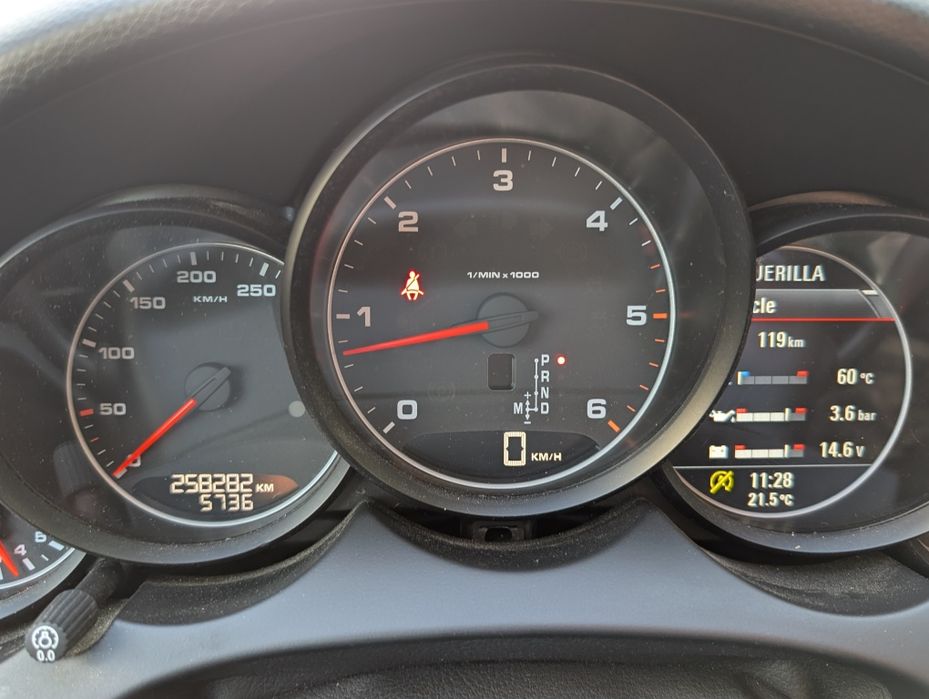 Porsche Cayenne 3.0 model 2011 schimb cu teren