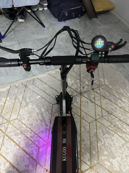 Продам электросамокат Kugoo m4