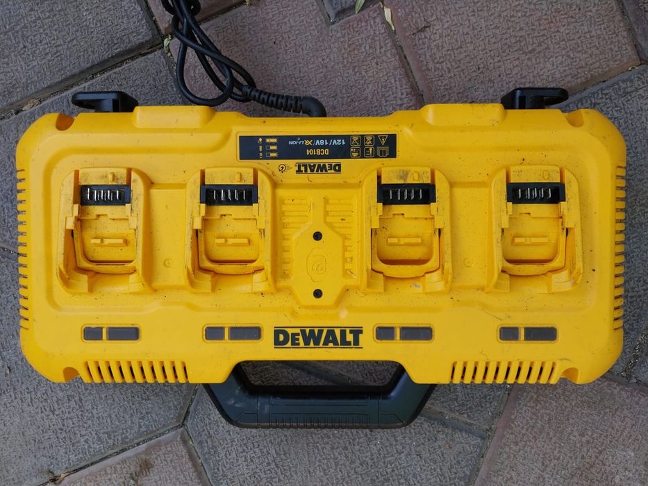 Statie de încărcare DEWALT care incarca și 18 V. și 54 V