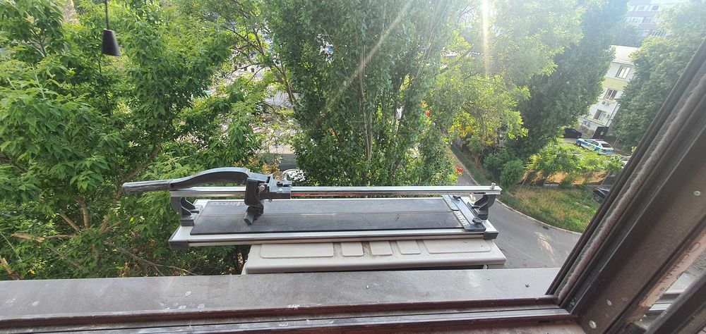 Livrare exclusiv în zona Piaței Drumul Taberei, diferite scule/unelte folosite pentru o garsonieră de 30 mp. Foarte puțin uzate. Nu fac schimburi.