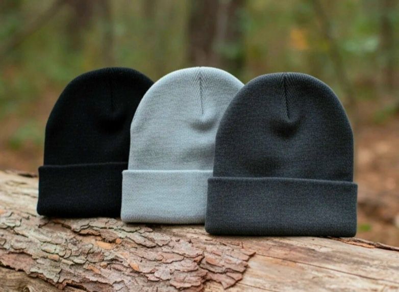 Set 3 articole ideale CADOU Papuci,ciorapi,căciula NOI cu eticheta