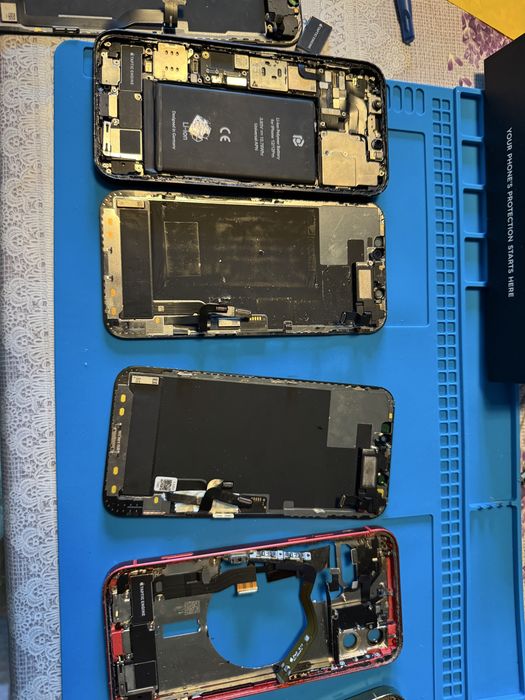 Vand diferite piese de telefoane