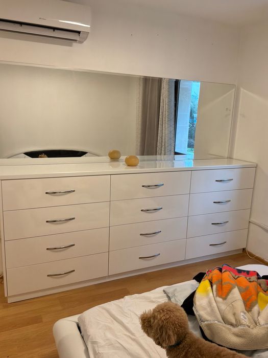 секция с чекмеджета и огледало