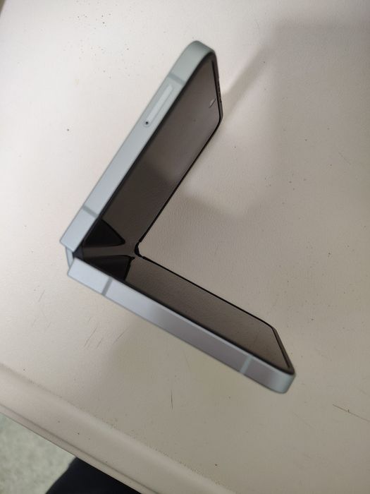 Vând Samsung  Galaxy Flip 6