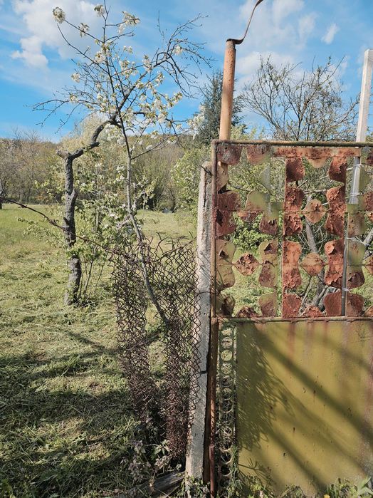 Дворно място 600кв м  без постройка с Слънчево 95ев. кв.м. ток вода 21м.лице към улица.