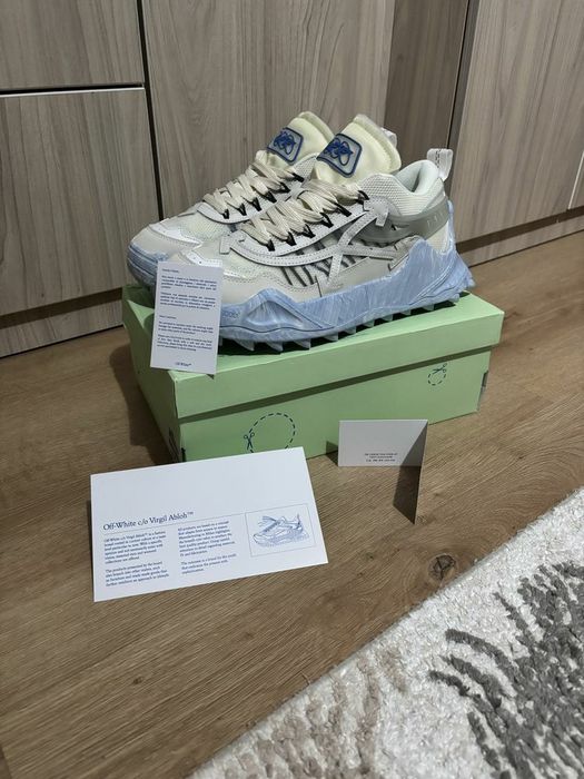 Off white noi cu eticheta