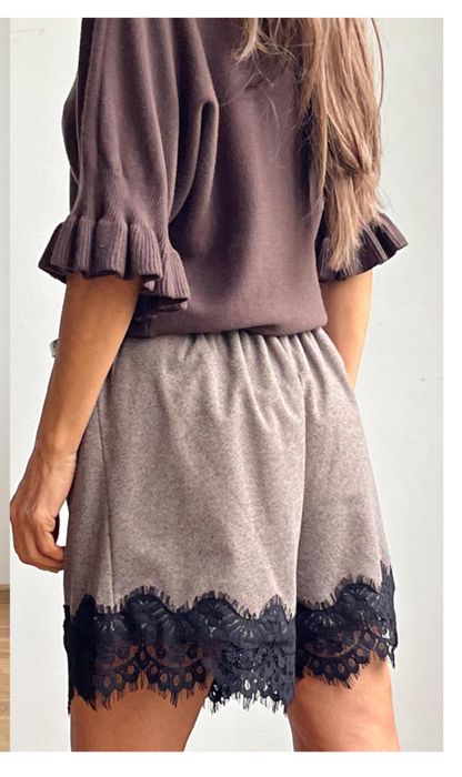 Къси панталонки с дантела