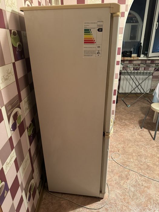 Холодильник старый