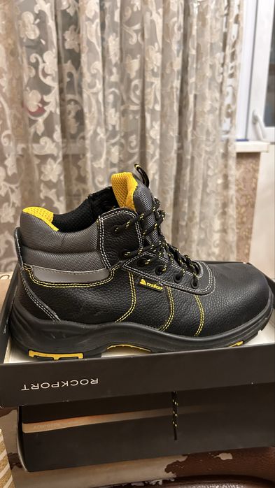 Продам новые ботинки,