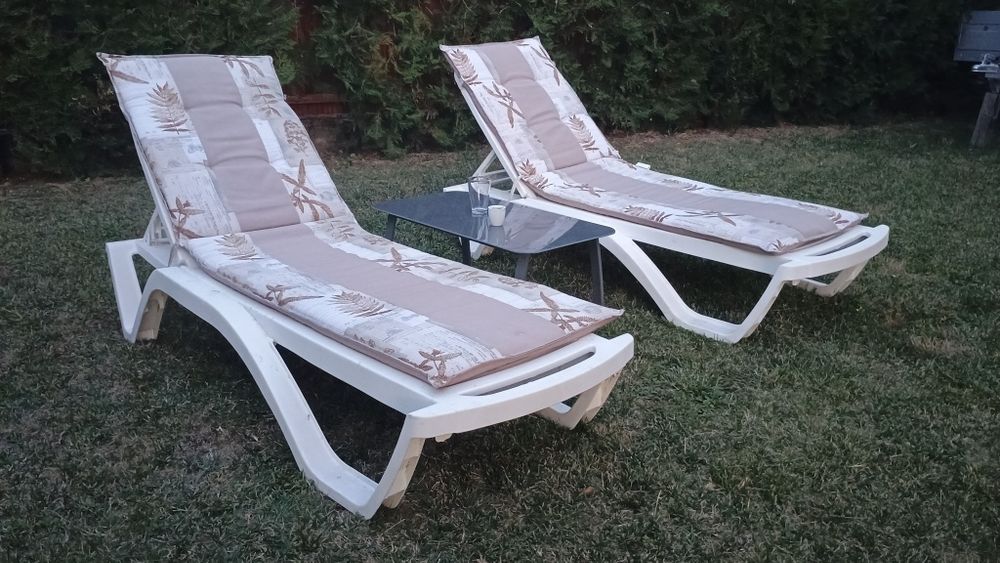 Șezlong uri cu saltea și masa de sticla
