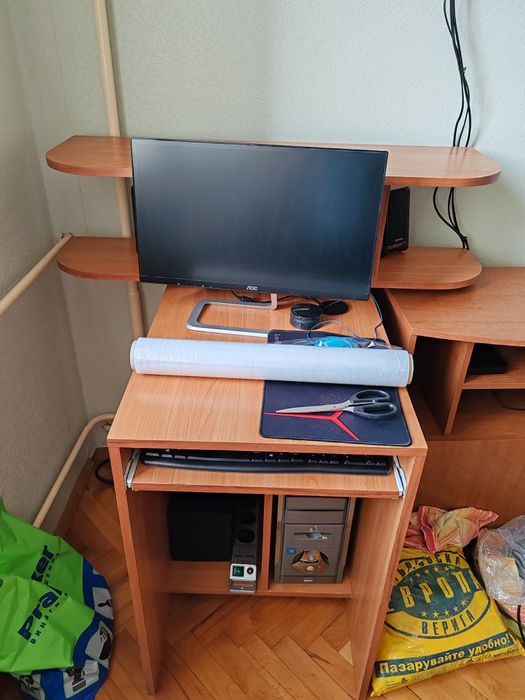 Компютърно бюро с рафт за декорации