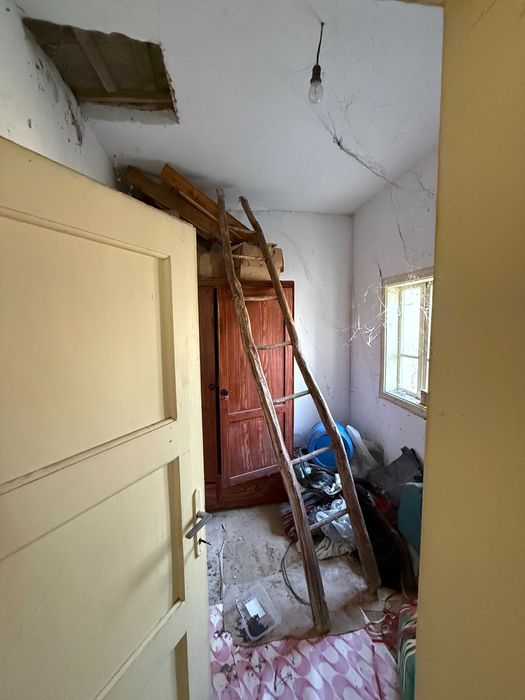 Къща с двор и селскостопански постройки