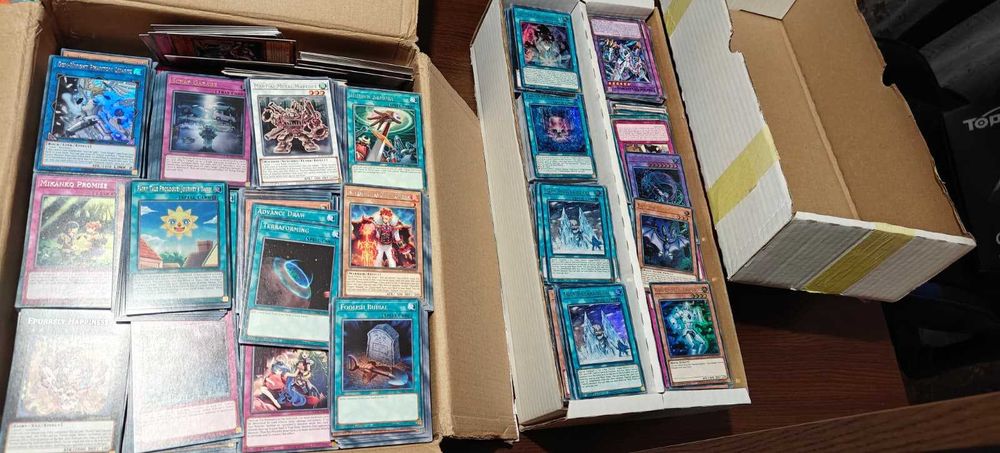 Vand Lot cu aprox. 5000 carti Yu-Gi-Oh Originale 2021-2025.