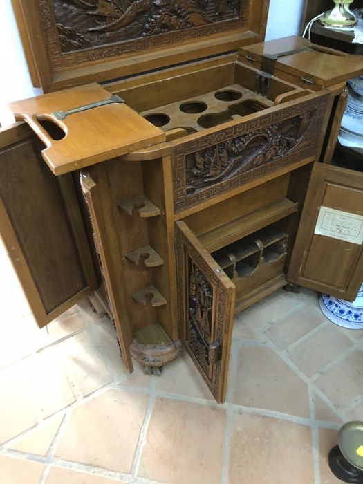 Bar sculptat spatii sticle si pahare