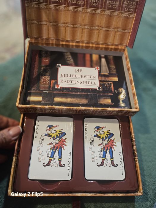 Cărți de joc în cutie elegantă