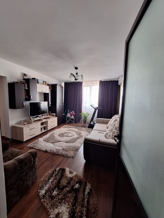Vând apartament 3 camere zona centrala