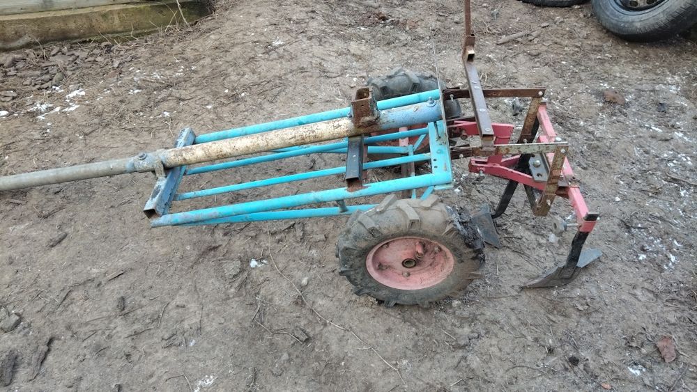 Remorcă basculabilă plus cărucior cu greblă și preșitoare pentru motoc