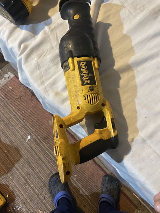 Pistol cuiesi fierastrau pe baterii