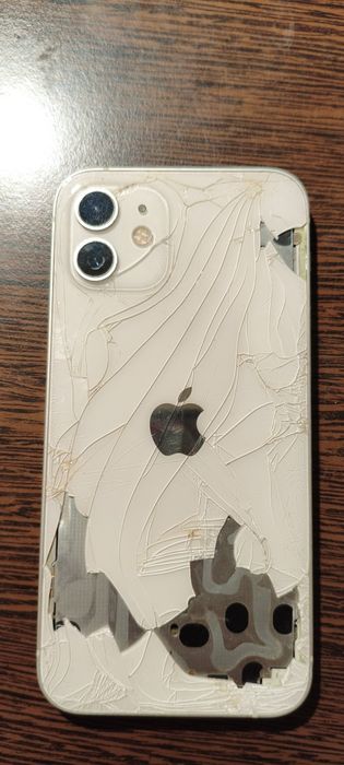 iPhone 12 spart fata spate
