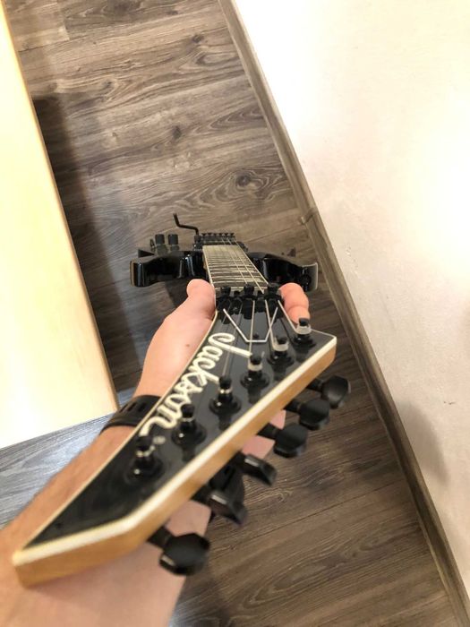 Jackson JS32Q DKA Transparent Black + case spuma (optional)