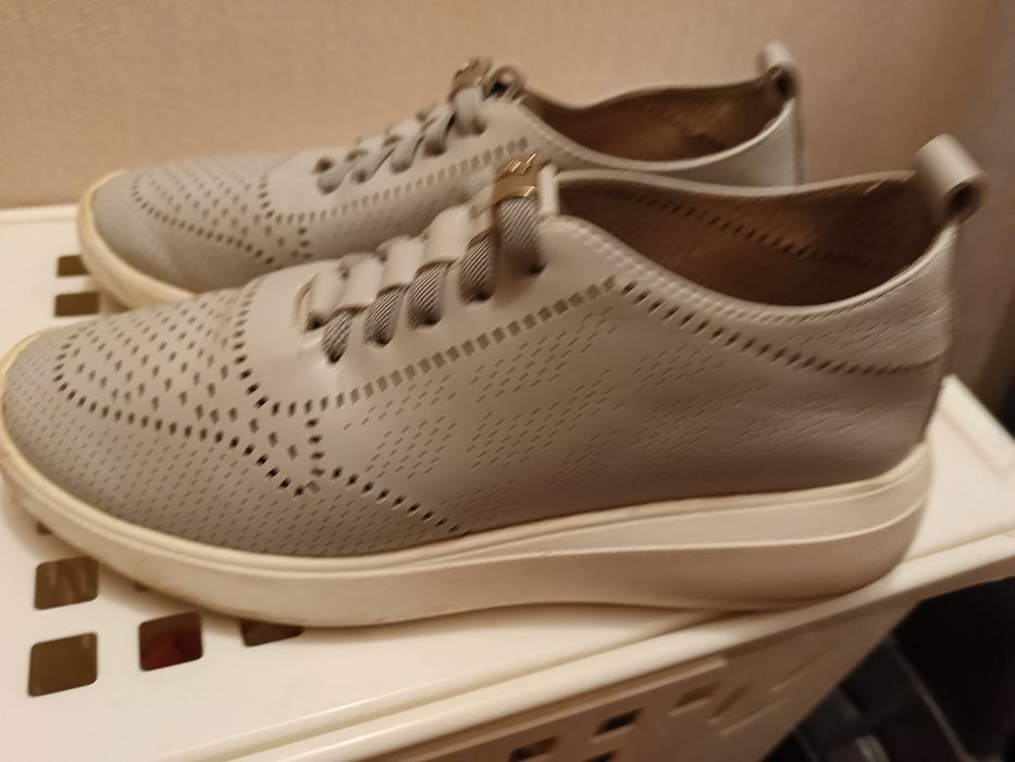 Продается обувь для девочки