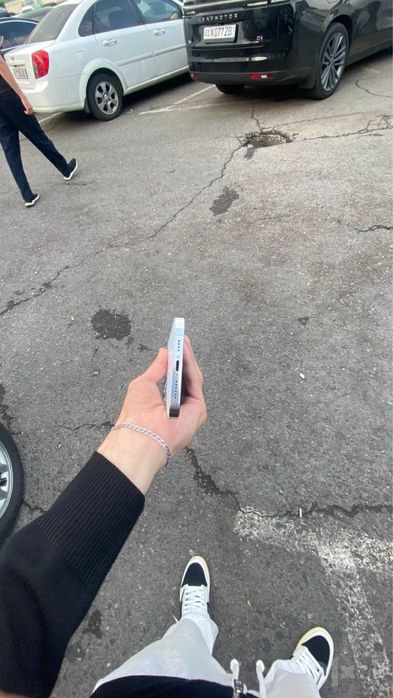 Iphone 12 max oq holati yaxshi