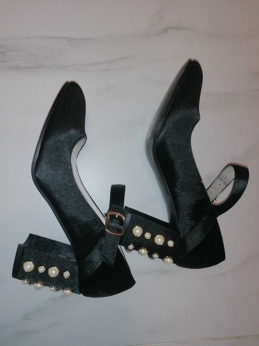 Нови обувки от сатен с перли