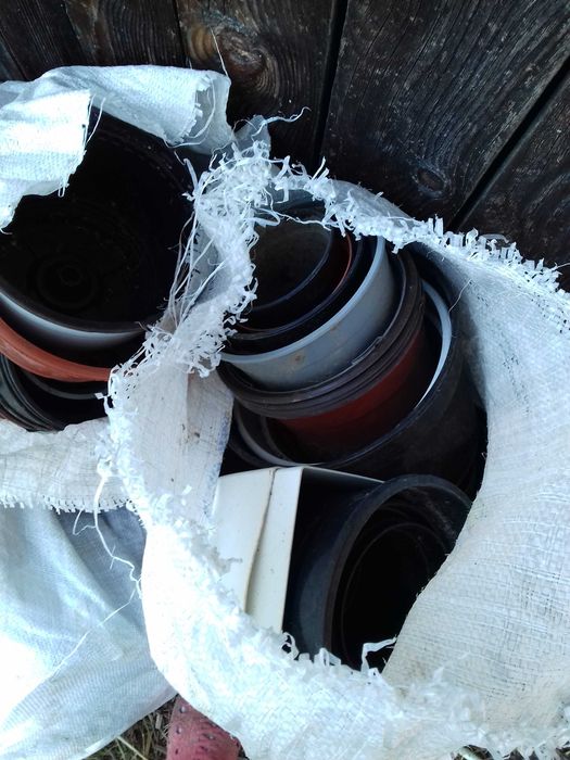 Vând ghivece  plastic diferite dimensiuni