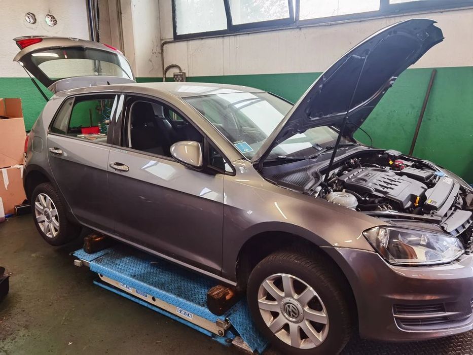dezmembrez golf vii 1.6 tdi , an 2012 , cod motor clh