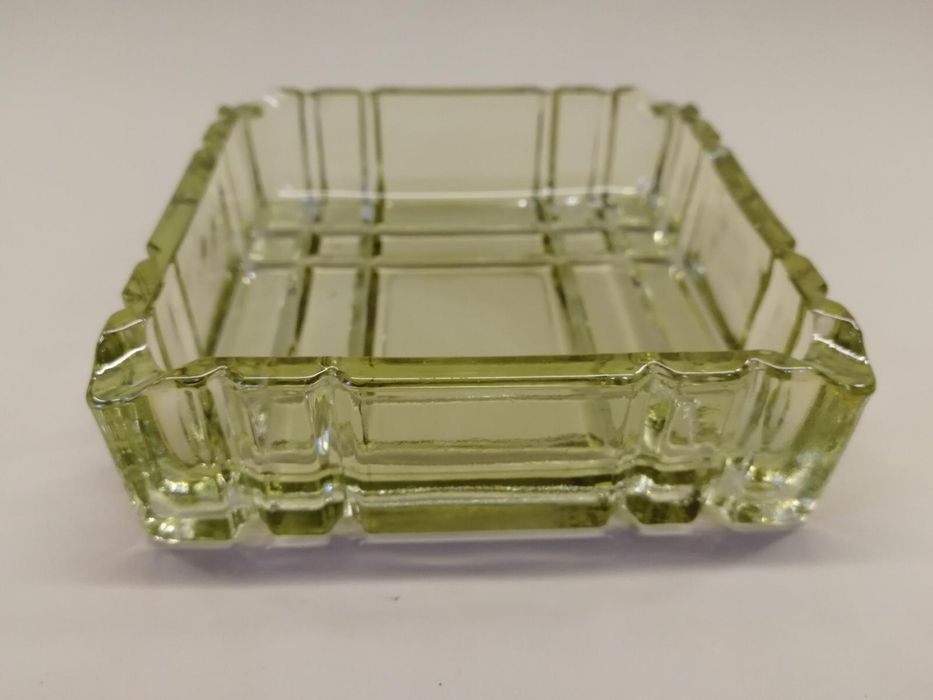 ПЕПЕЛНИК от оцветено пресовано стъкло от социализма