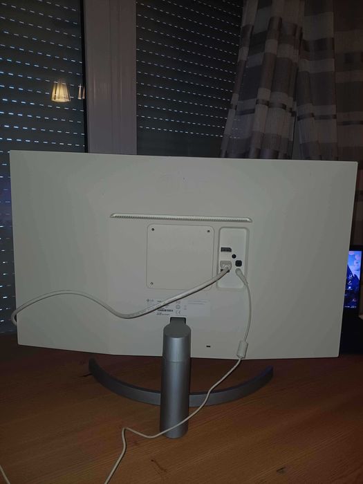 LG 27UL500-W • 27” • 4K UHD • IPS • HDR10