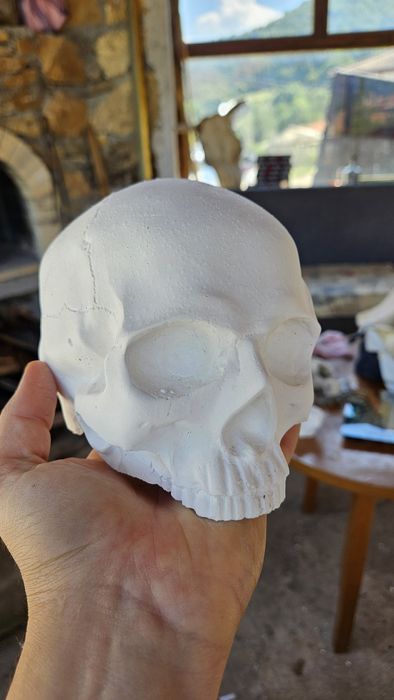 Човешки череп от бетон