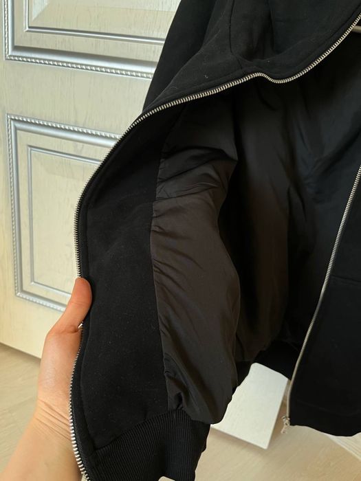 Черная зипка-худи Howe