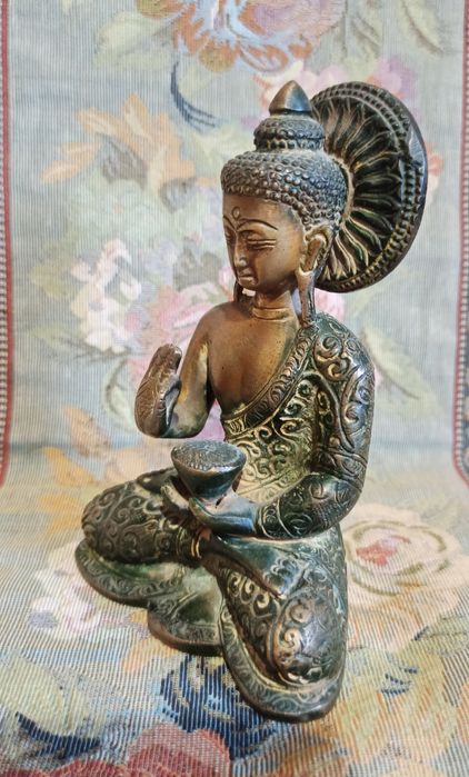 Бронзовая статуэтка Будда .