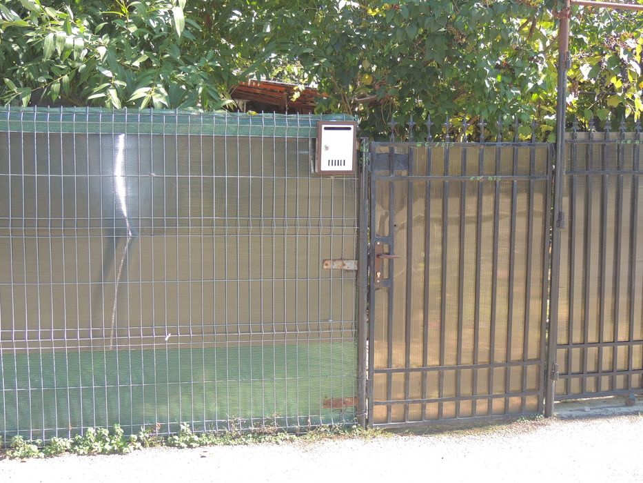 Teren 491 m²,deschidere stradal 15 ml,cu casă 3 camere,garaj și beci