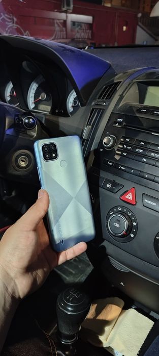 Vând Realme C21  albstru