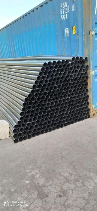 Полиэтиленовые трубы от производителя и фитинги для соединения.