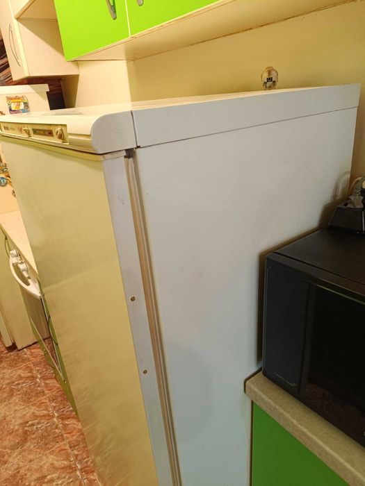 Продавам фризер Indesit