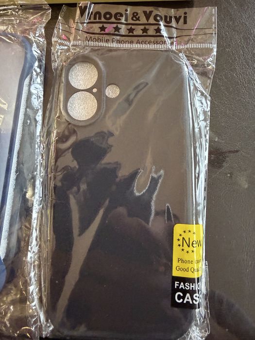 Продавам комплект кейсове и стъклен протектор за iphone 17