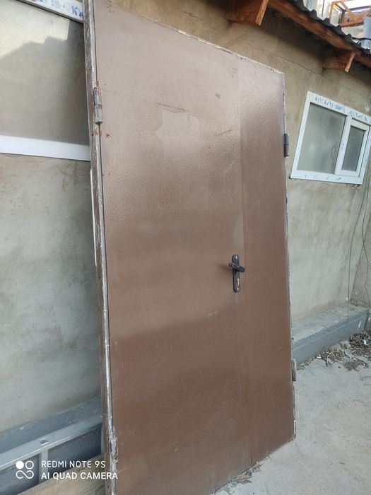 Надёжная металлическая дверь.