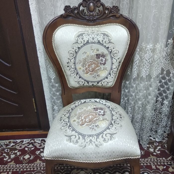 Stol va stullar sotiladi 12 talik stol xontaxta xam boladi