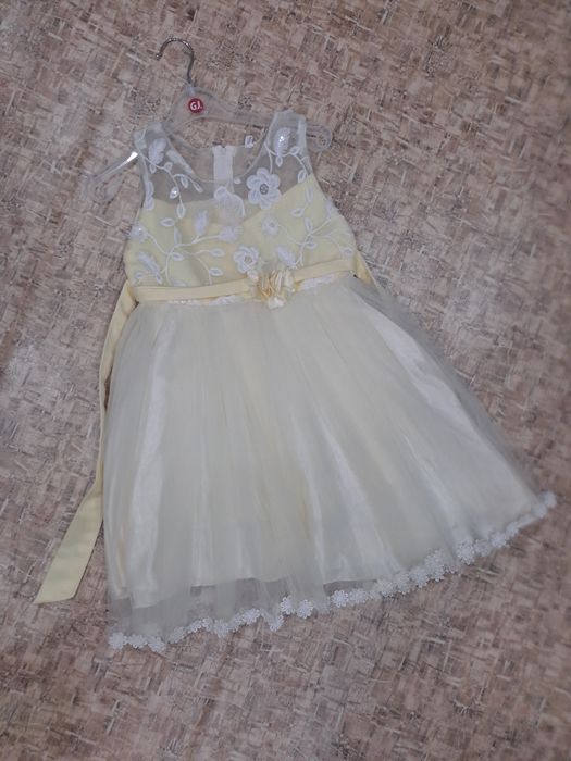 Продам платья от 4 до 6 лет