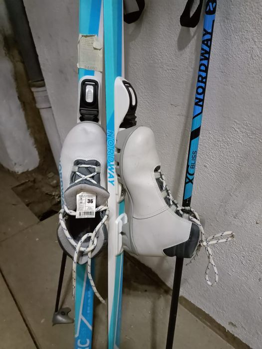 Продам коньки и лыжи