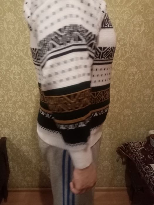 Мужские кофты разные цвета.