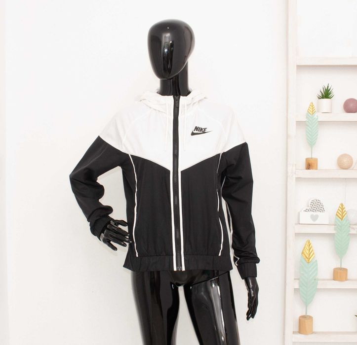 Nike оригинално дамско яке черно бяло тип ветровка за бягане S