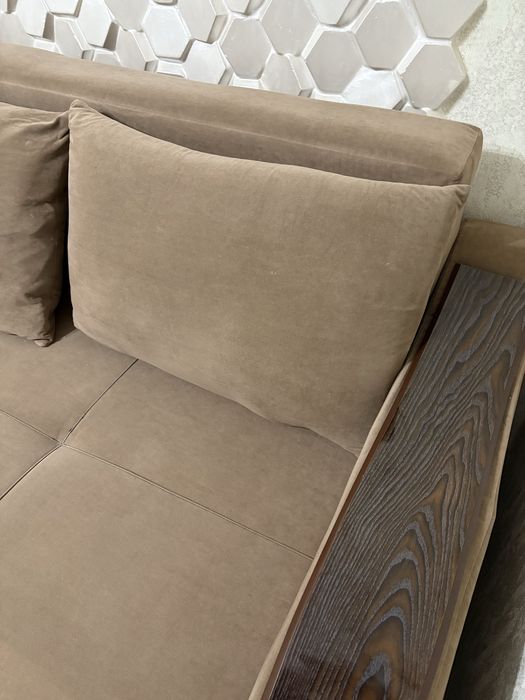 Диван для комнаты и подойдет для кухни